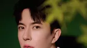 于朦胧坠楼事发现场曝光！纱窗被撕裂一半，警察仍在勘查中