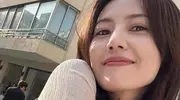 高圆圆接娃被偶遇，无滤镜生图白到发光，徒手抱6岁女儿健步如飞
