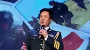 阎维文夫妇露面，67岁刘卫星裙子里又穿裤子，萎缩驼背 瘦成皮包骨