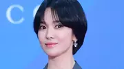 韩国百想大赏红毯生图来了！宋慧乔短发显老，张娜拉脸僵，IU胖了