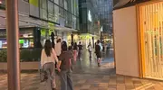 宋丹丹一家五口三里屯逛街，婆媳似闺蜜，重组家庭超温馨！