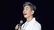 任贤齐现身文二菜市场，脸肿身材五五分，朱丹在旁挑猪肉一脸沧桑
