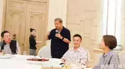 6岁黄志忠携柯蓝聚餐罕见露脸，70岁张国立白发亮相引回忆杀