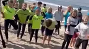 参差！梅根携子亮相平民沙滩，阿奇状态差惹猜测，凯特包小岛度假
