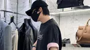 刘宇宁现身西安某商场！双手抱胸满脸不耐烦，戴口罩也遮不住疲惫