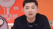 王楚钦北京被偶遇，穿裤衩不系带子，被人踩到后表情严肃立马回怼