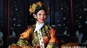 为何清朝嫔妃的脖子上，都系一条白巾？原因让人脸红