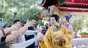 多位演员在景区打“暑假工”，网友：60岁，正是闯的年纪……