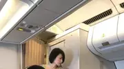 王菲飞机偶遇状态惊艳，条纹T恤锁骨发减龄，与谢霆锋同框太养眼