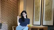 奚梦瑶带5岁儿子看球赛，蹲着帮儿子整理仪容，两人牵着手好友爱