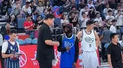 姚基金慈善赛：邓超被姚明“打头”，意外暴露了二人的真实关系！