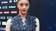 蒋欣的“暴食”人设崩塌！镜头前狂啃猪蹄镜头后饿到手抖的真相？