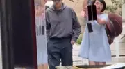 43岁胡歌携妻看房！素颜太太穿宽松裙孕味浓，亿万豪宅疑为儿女准备