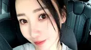 柳岩回衡阳老家探亲，带娃姿势熟练，亲情画面暖心