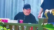 61岁刘欢现状：病痛折磨下仍旧开朗豁达，拄拐出行与朋友谈笑风生