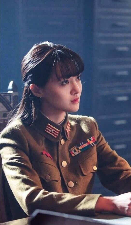 民国扮相地郑爽美出新高度变身双面女间谍的她霸气外露很不一样