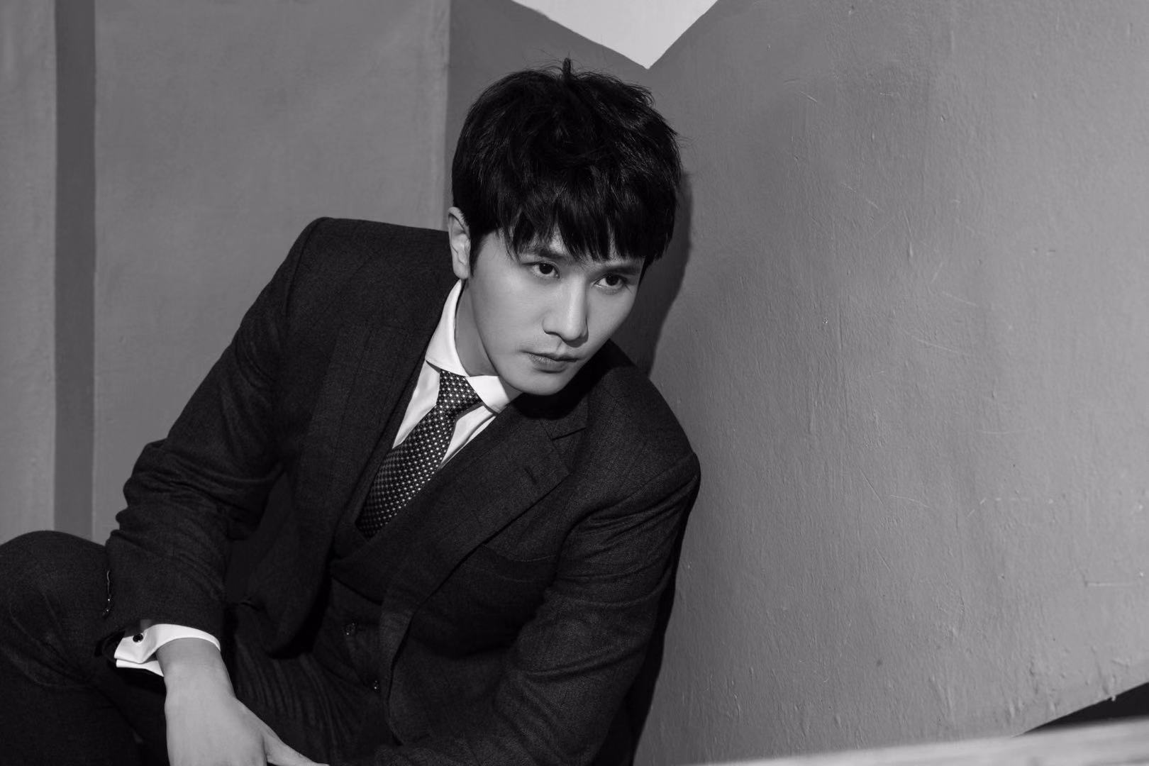 彭冠英释黑白全新写真 简约质感彰显雅绅