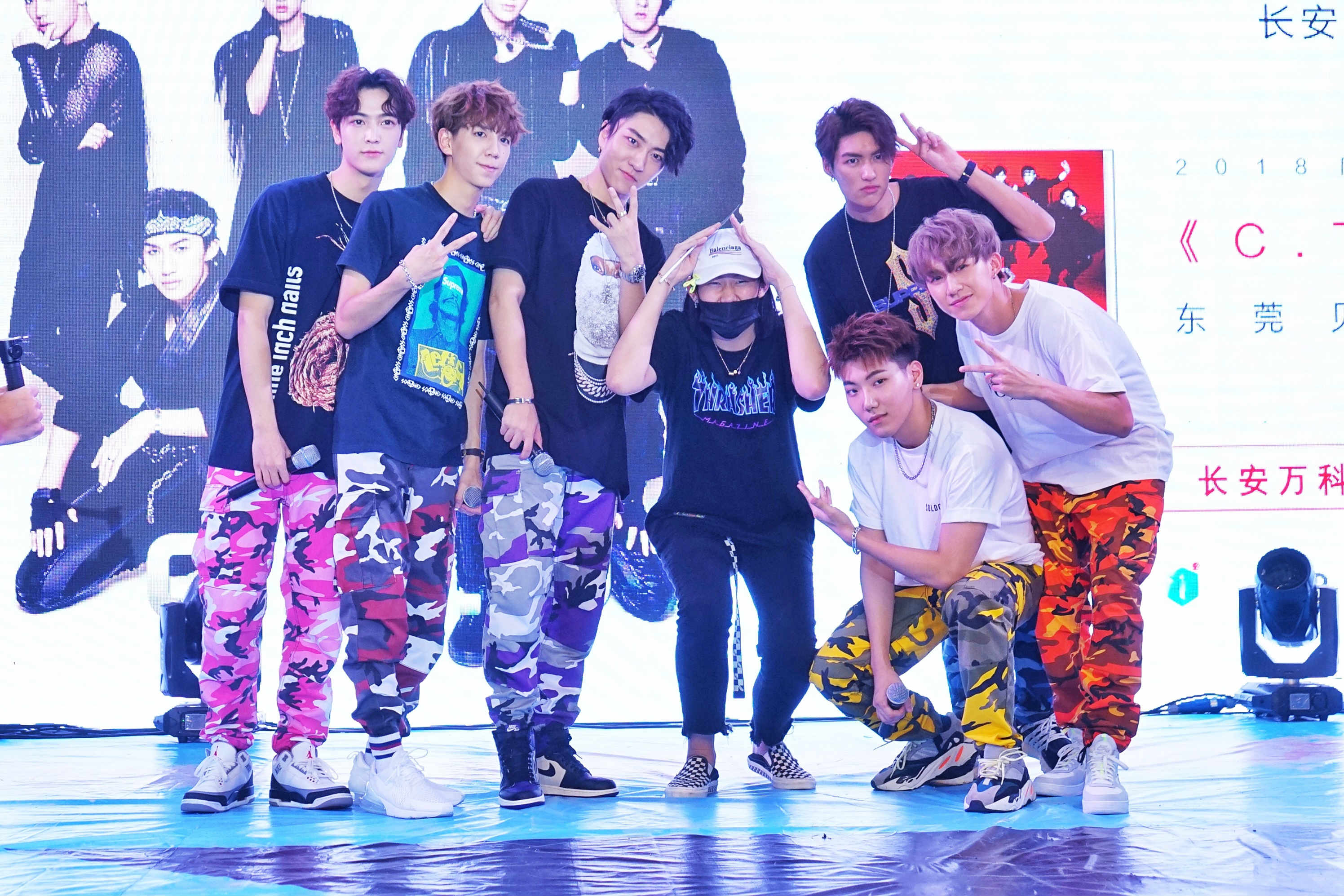 cto男团内地首场签唱爆满出道百天感慨满满