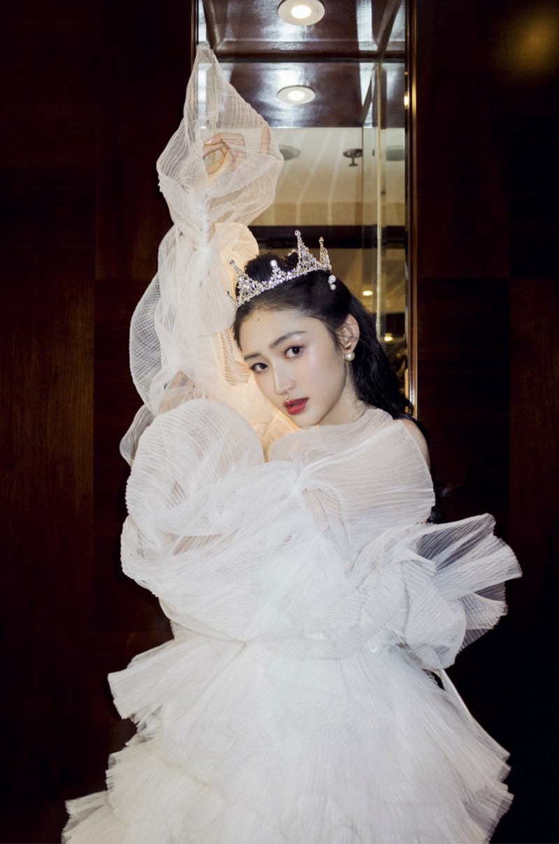 康可人一字肩蛋糕裙真香扮相看到锁骨线条我酸了