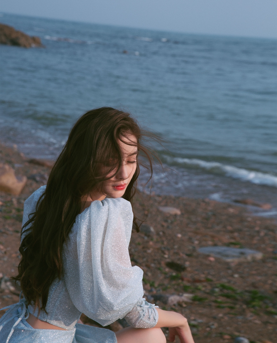 angelababy海边漫步卷发飞舞 精致五官hold住仰拍 -- 眼界,放眼世界