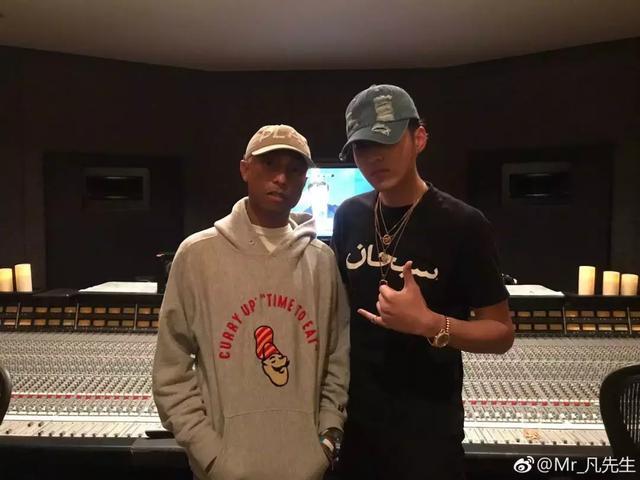 吴亦凡和很多国际上的音乐人合作过,他曾与美国饶舌歌手travis scott