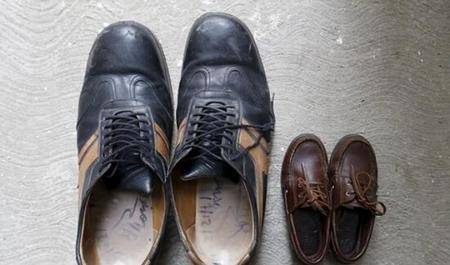 世界上脚最大的人比同龄人大几倍他的鞋就像一只小船