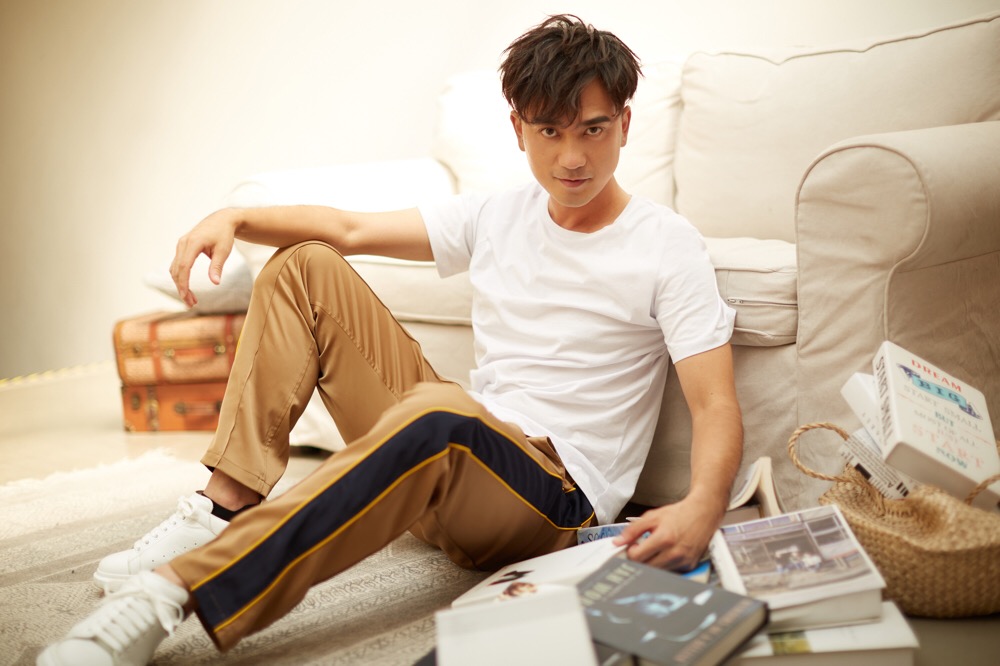 张瑞涵夏日清新写真曝光简约搭配阳光帅气