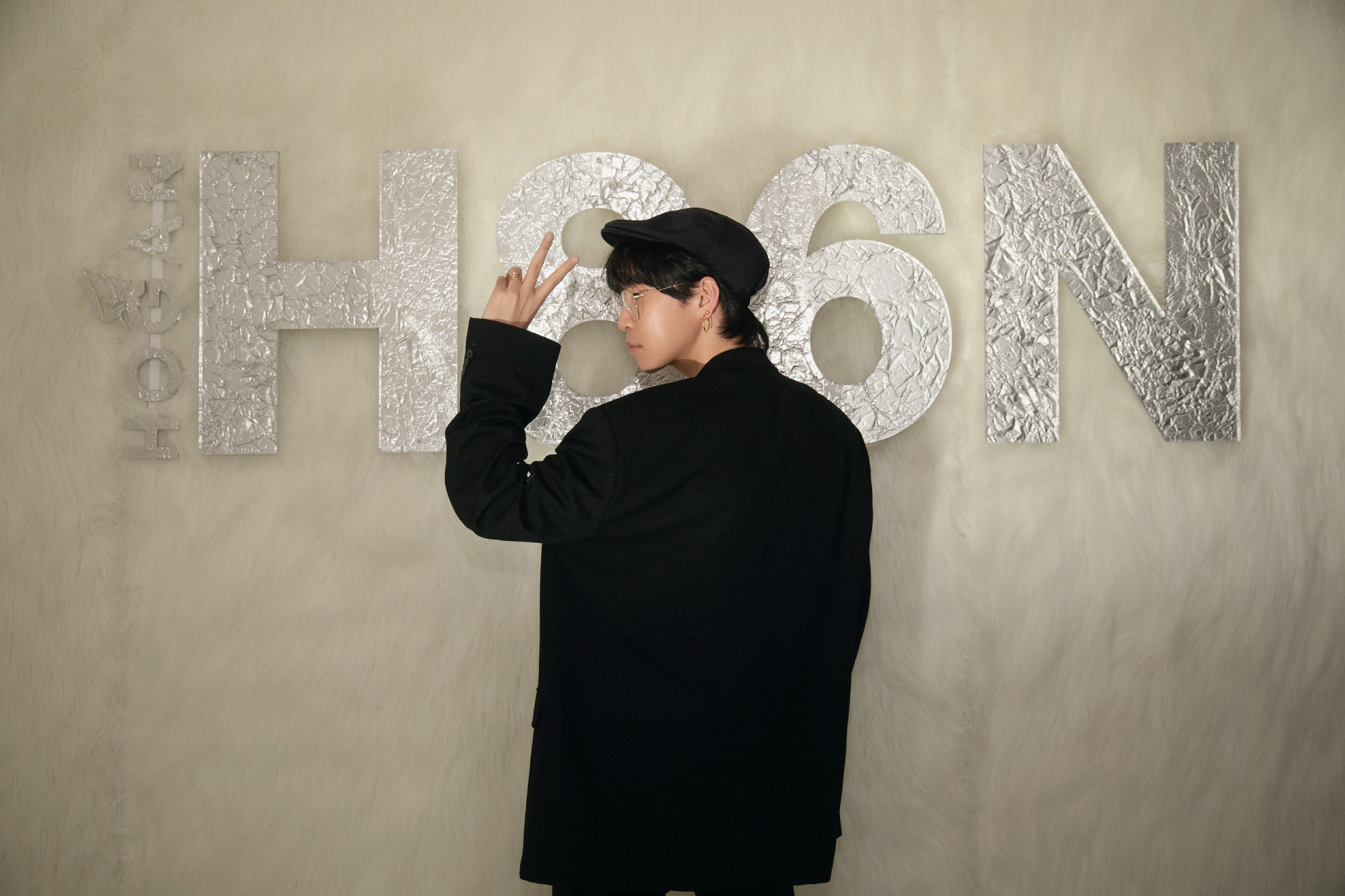 韩火火黑色西服套装亮相米兰时装周 展现多面时尚态度 - 360娱乐，你开心就好
