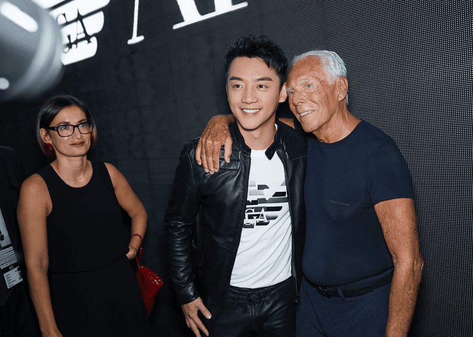 数字先锋大使郑恺亮相米兰时装周 与giorgio armani 亲密合影