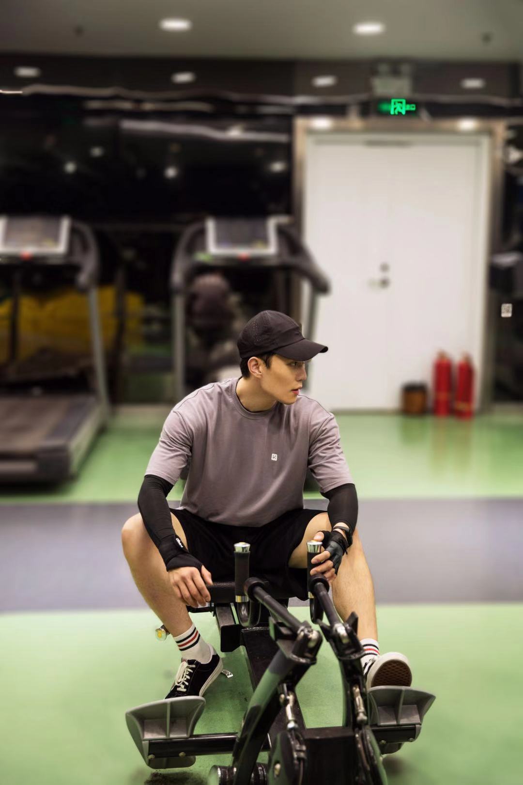 青年演员李明轩目前,由李明轩参演的电影《唐人街探案3》正在紧张拍摄