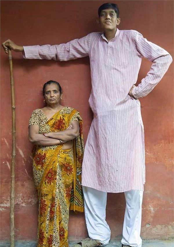 印度巨人身高2米55图片
