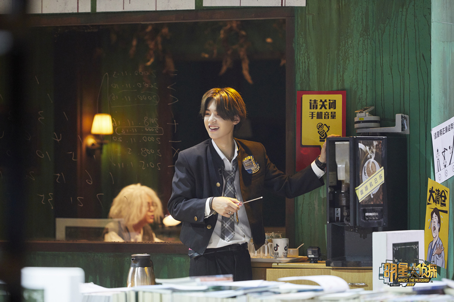 justin黄明昊亮相明星大侦探4现场嗨跳引王鸥鬼鬼尖叫