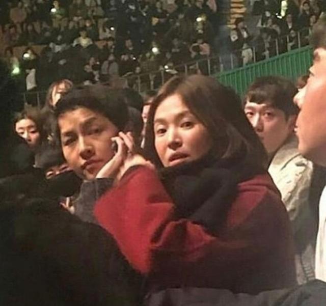 宋仲基宋慧乔庆祝求婚一周年，东京街头挽手散步