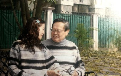96岁杨振宇和美妻翁帆旅游,穿情侣装大秀恩爱,网友:翁帆终于被熬老了 - 360娱乐,你开心就好