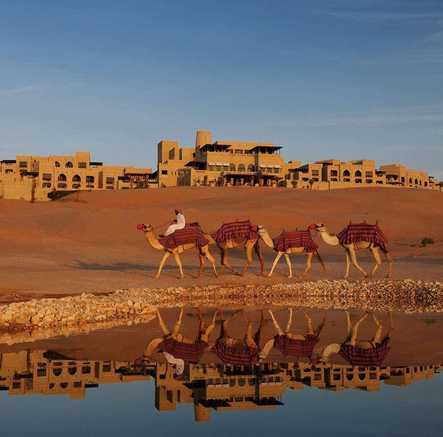 因人的身影若隐若现……这里是世界上最大的沙漠之一——鲁卜哈利沙漠