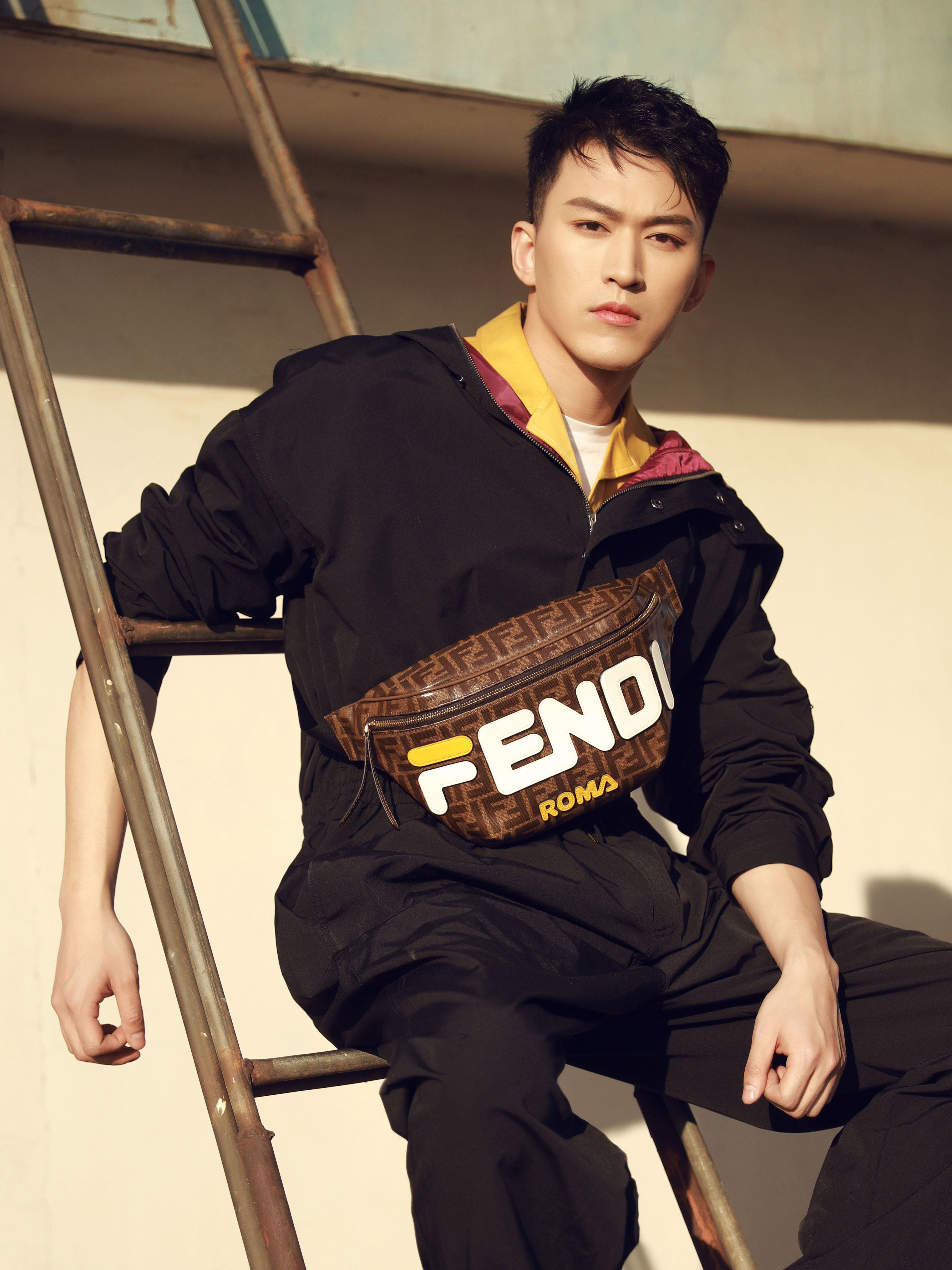 李俊锋早春写真曝光 连体工装酷帅有型演绎潮流时尚 -- 眼界,放眼世界