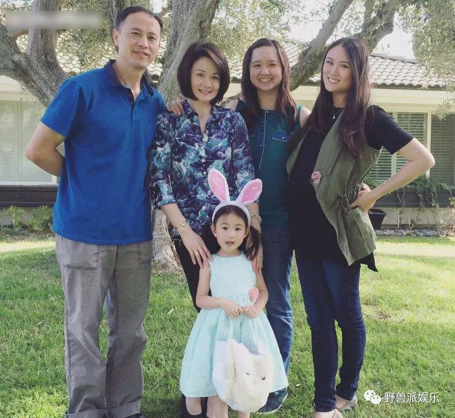 父母原本是中国体操运动员,爸爸是李小平,妈妈是文佳,退役后移民美国