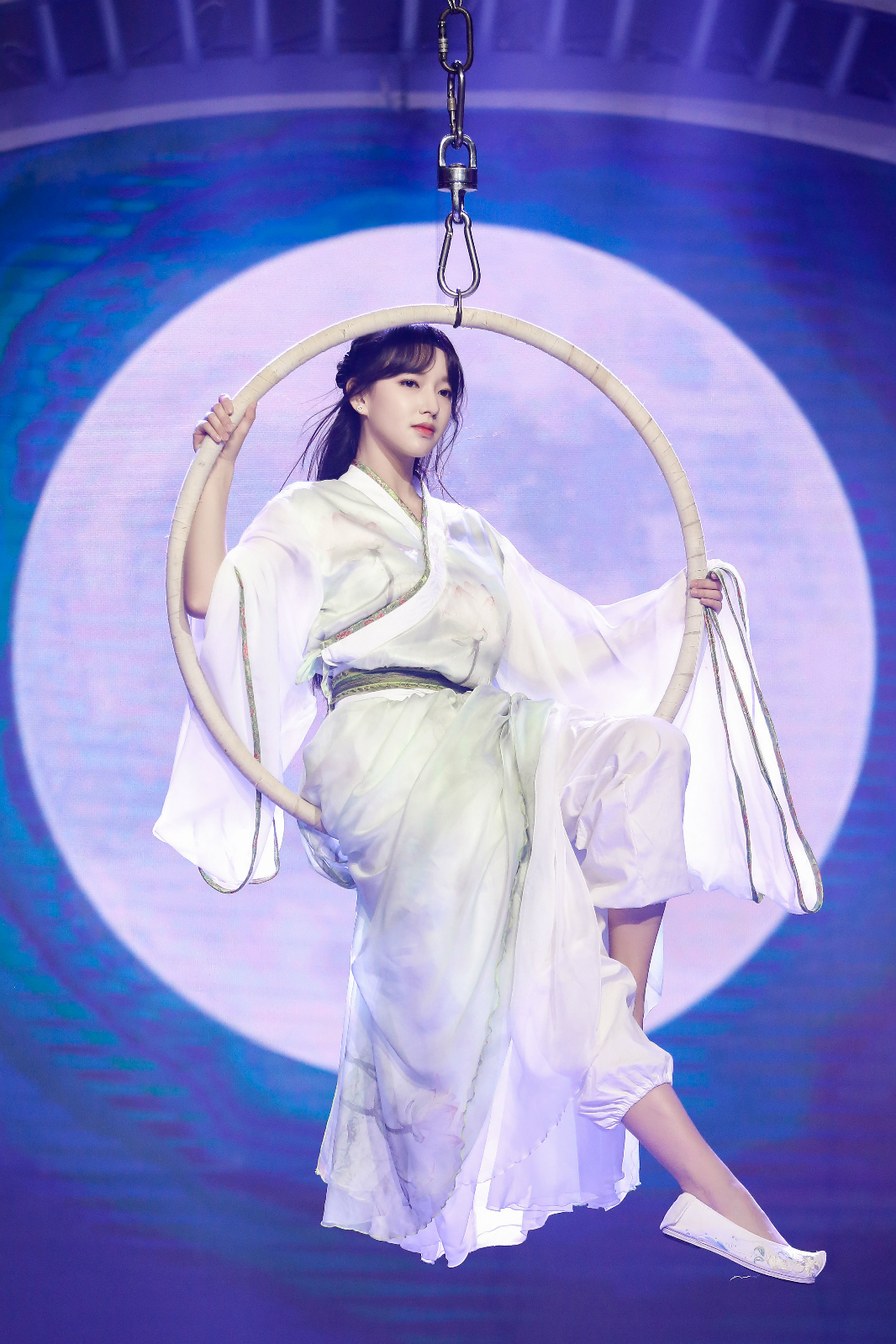 程潇《天天向上》吊环舞首秀 唯美动人如梦如幻