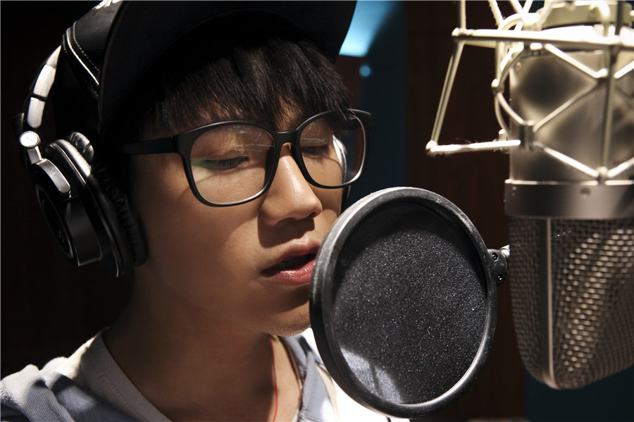 演员胡腾曝录制全新单曲花絮素颜难掩帅气模样