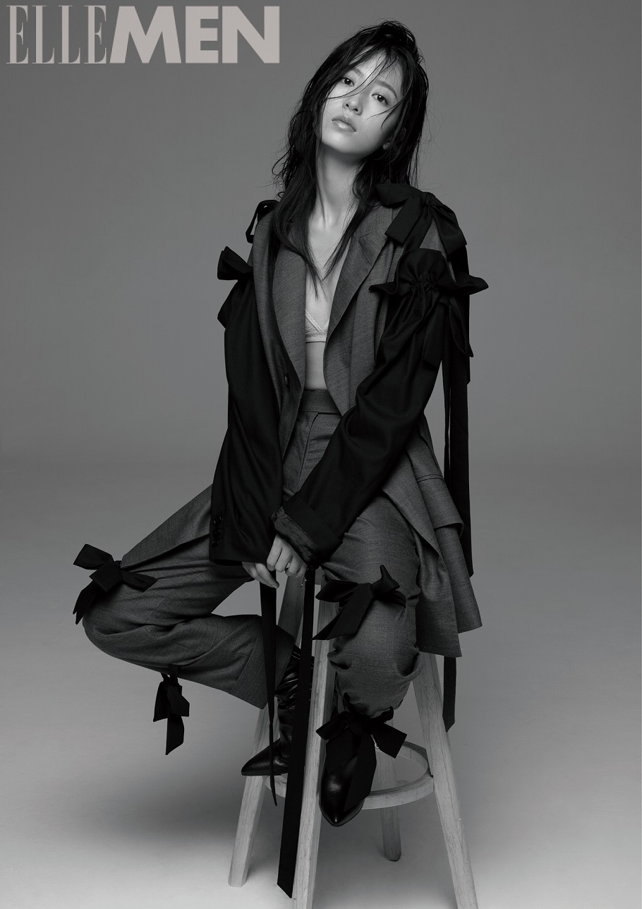 周雨彤黑白杂志大片曝光演绎暗黑系少女的束缚