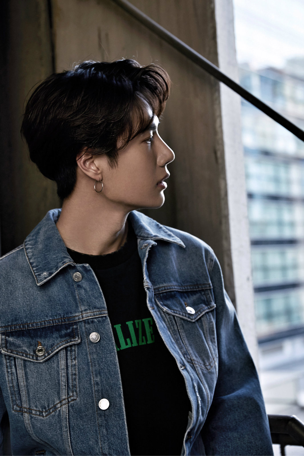 王一博最新写真曝光少年桀骜与清冷的魅力碰撞