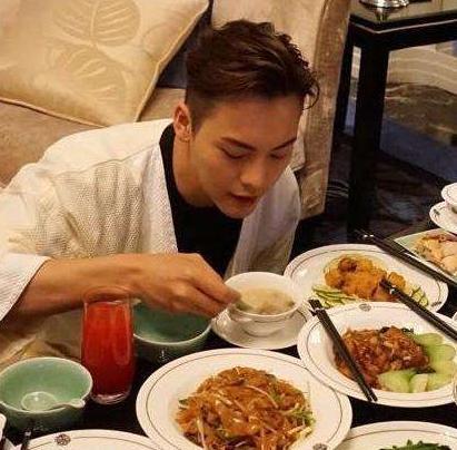 华晨宇歌手吃货属性一览无遗陈伟霆40分钟节目吃了30分钟