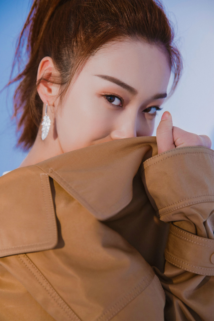 4月9日,演员宣璐一组"重塑自我"大片出炉,光影错落间,探寻平行时空中