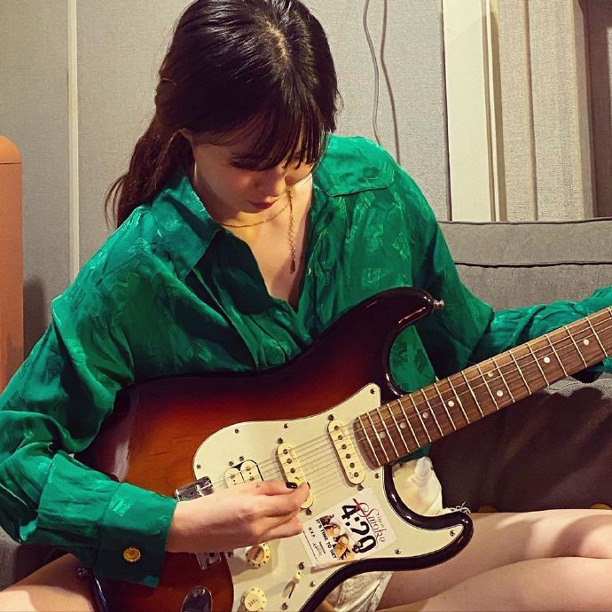 泫雅蓝色衬衣休闲日常,坐弹吉他怡然自得