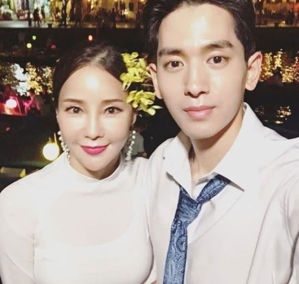 又一对母子恋修成正果45岁女歌手嫁27岁小男友