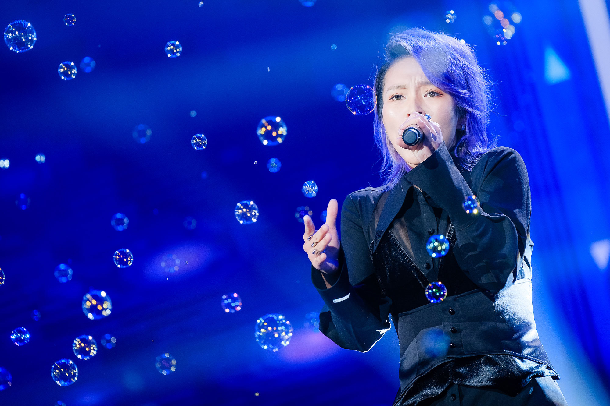 毕夏帅气现身开门大吉献唱野子褪去浮华保持对音乐的炙诚