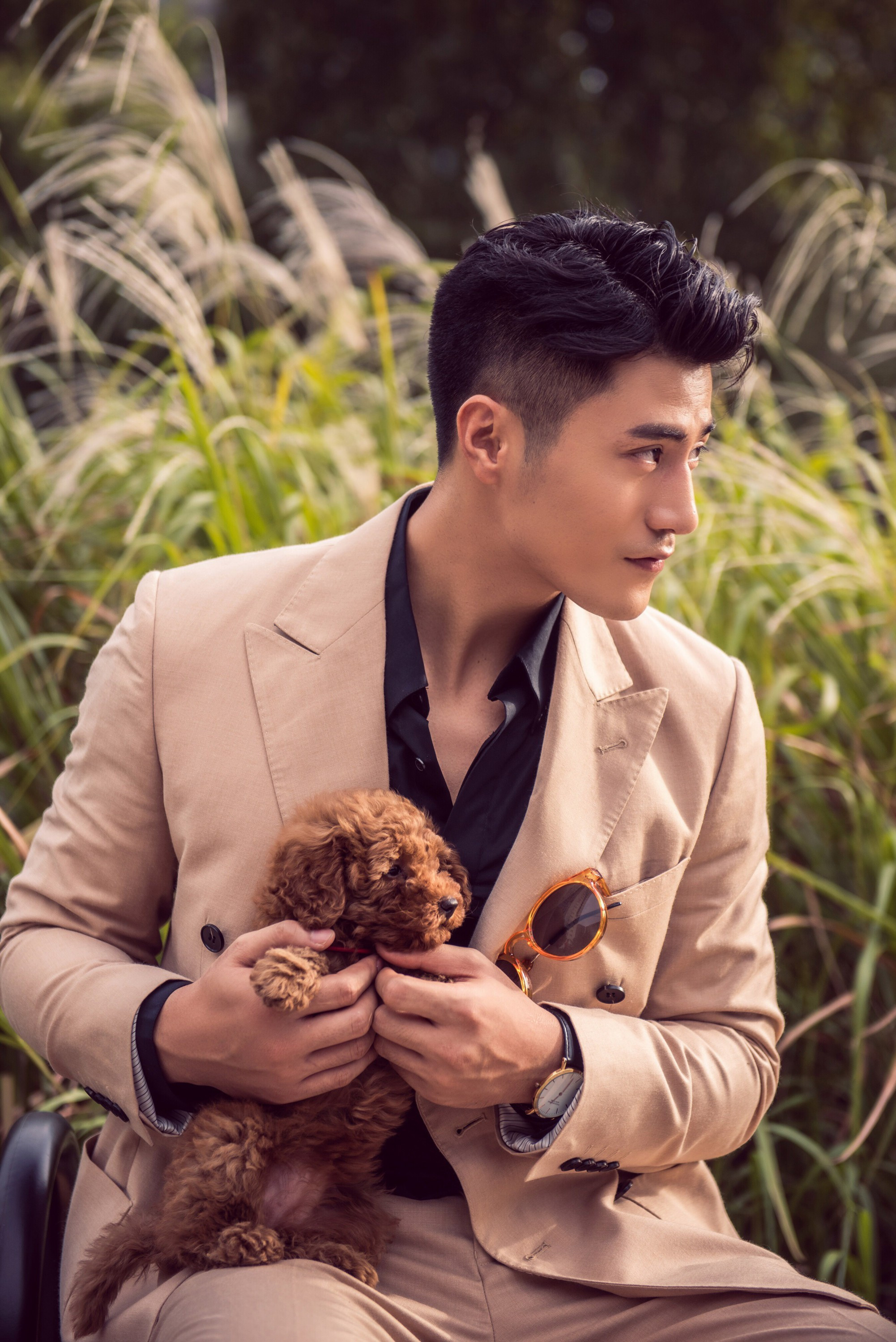 近日,演员李晨浩拍摄了一组秋季写真.