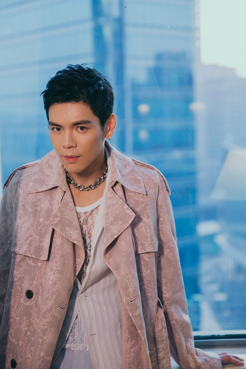 向佐罕见粉色装扮亮相男装活动 网友:意外很配