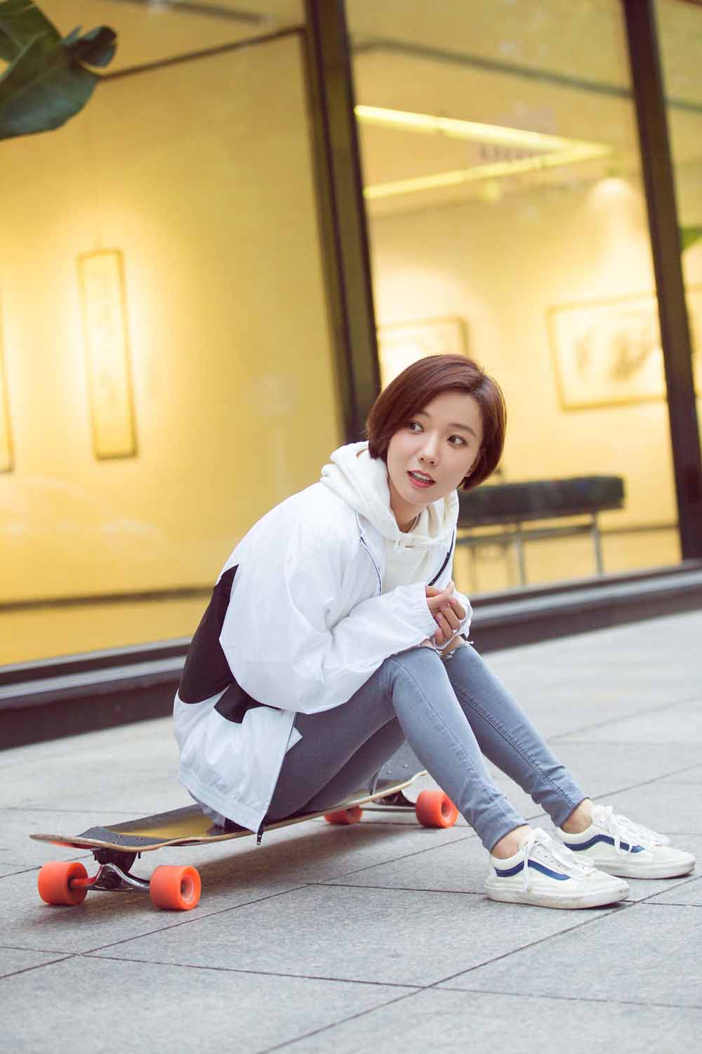 王珞丹滑板出街靓丽吸睛你的滑板女神上线