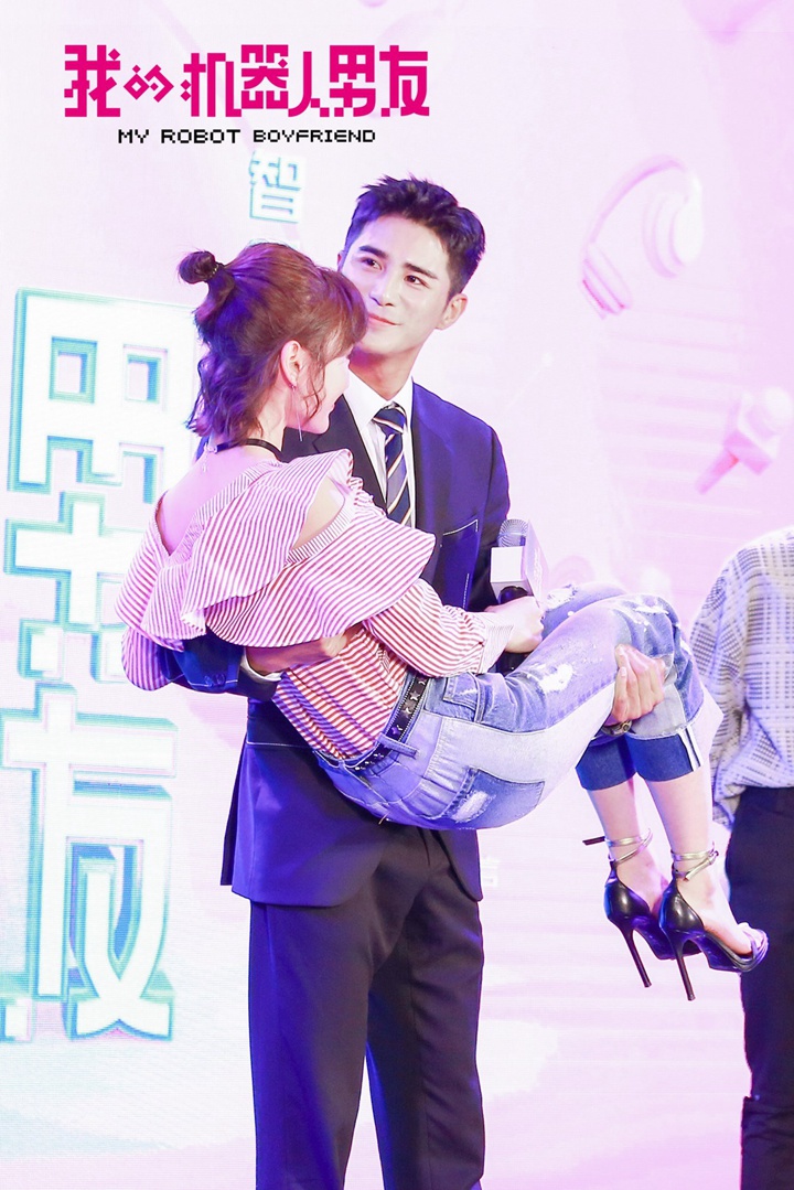我的机器人男友甜蜜开机姜潮男友力max现场公主抱毛晓彤
